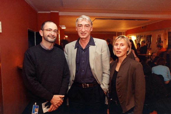 Gottfried John mit den Filmfest-Mitgliedern Edgar Merkel (li.) und Dagmar Schumacher, 2001 Gottfried John mit den Filmfest-Mitgliedern Edgar Merkel (li.) und Dagmar Schumacher, 2001